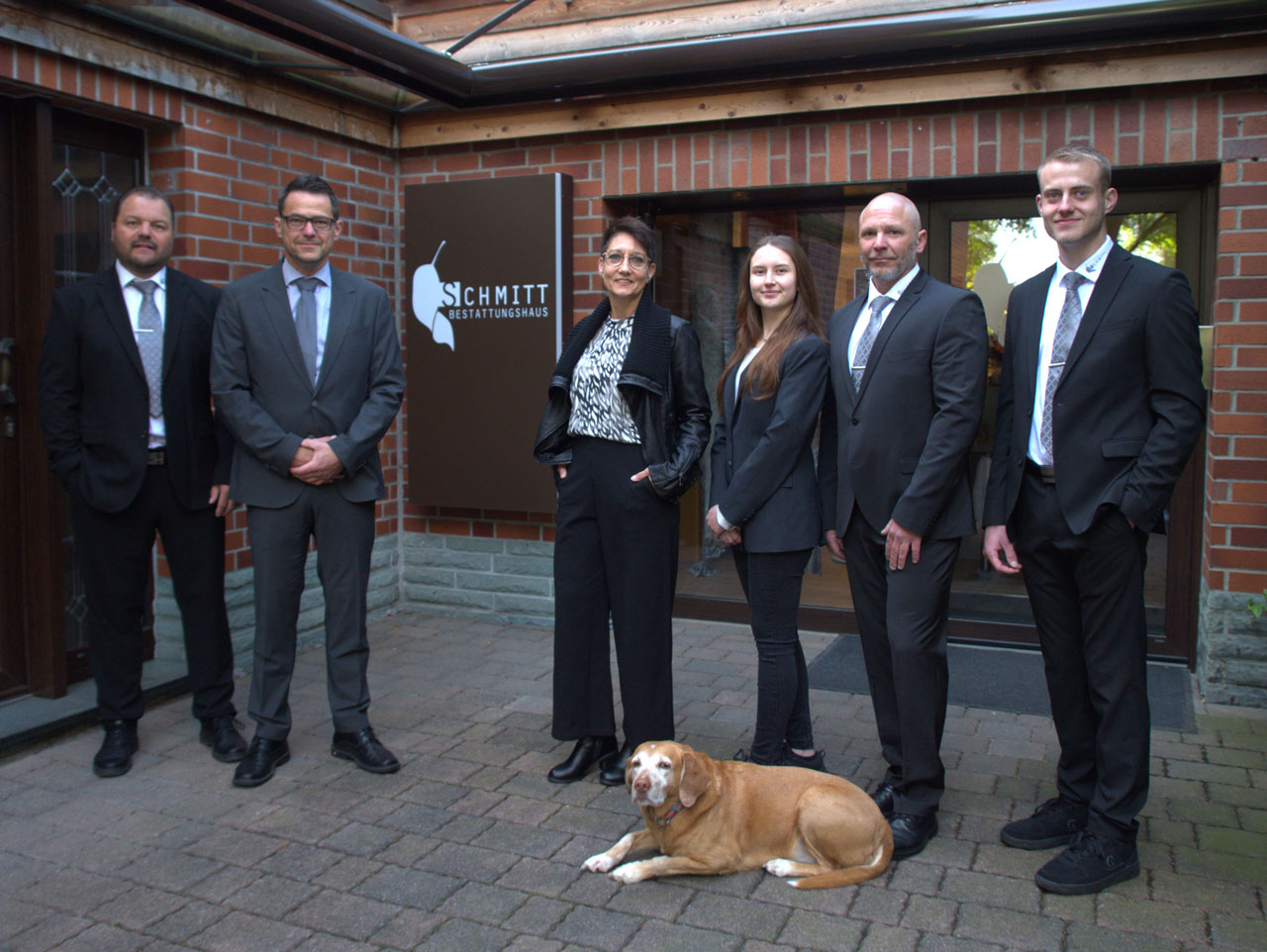 Schmitt Bestattungshaus - Teamfoto